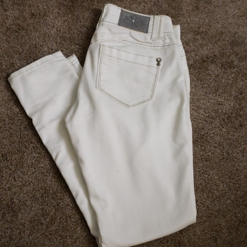 White denim jeans